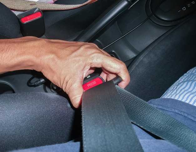 Процесс разборки замка ремня безопасности