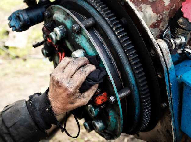 Процесс установки натяжителя цепи