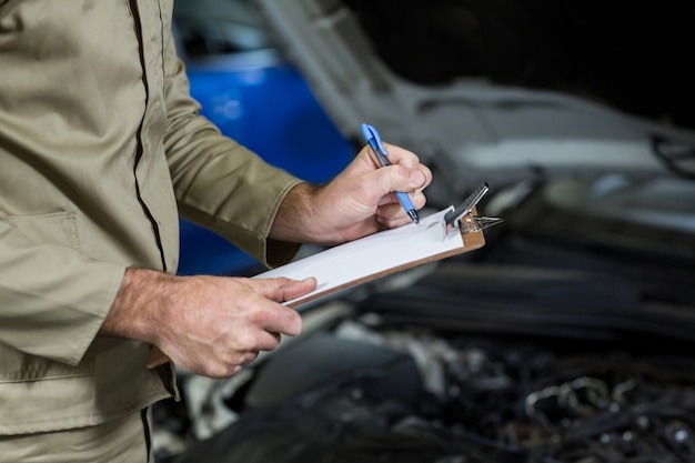 Освобождение креплений и отделение стойки от кузова и рычага