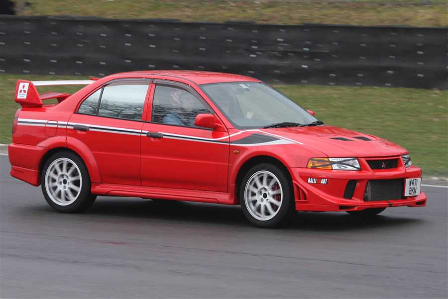 Mitsubishi Lancer Evo 6 — легендарный автомобиль, сочетающий мощность, стиль и динамичность