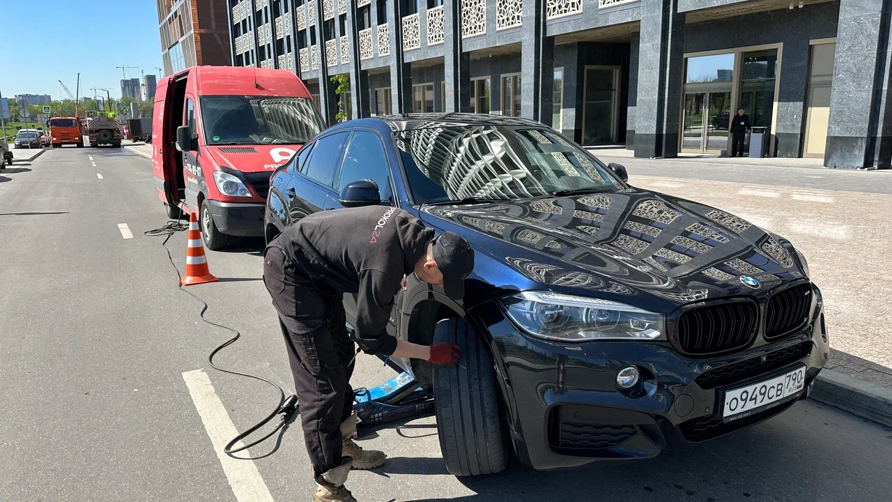 Пробило колесо а запаски нет: варианты решения на Нагатинской улице — prokol24.ru